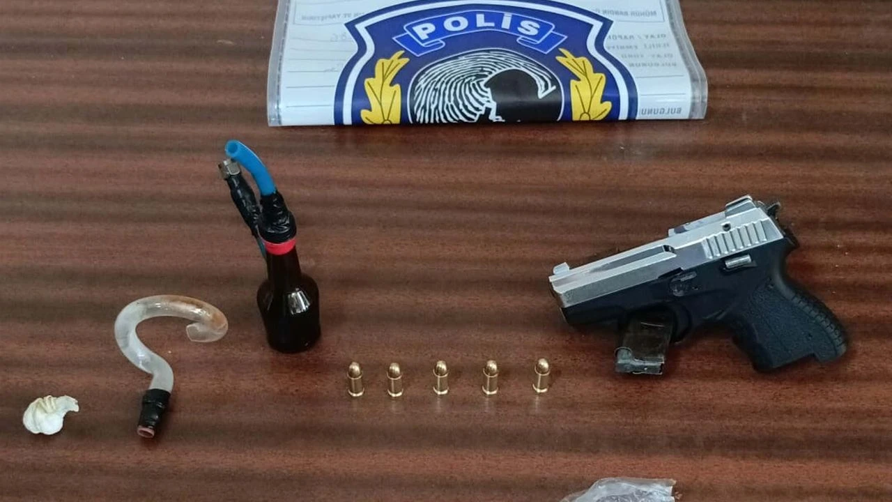 İzmir Gaziemir'de Torbalı-Gaziemir Karayolu üzerinde durdurulan bir araçta 300 gram