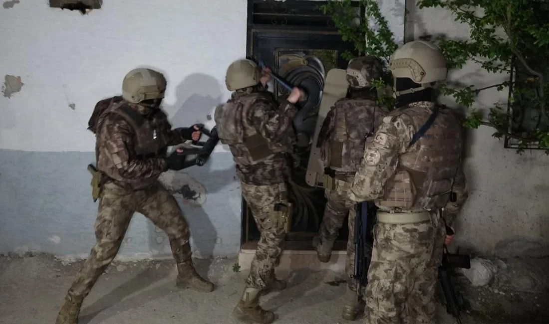 “Saraçlar” Çetesine Dev Darbe: İzmir’de 2’si Kamu Personeli 21 Gözaltı, 1.8 Milyar Lira Şüpheli İşlem! İzmir'de "Saraçlar" adlı suç örgütüne operasyon: 2'si kamu personeli 21