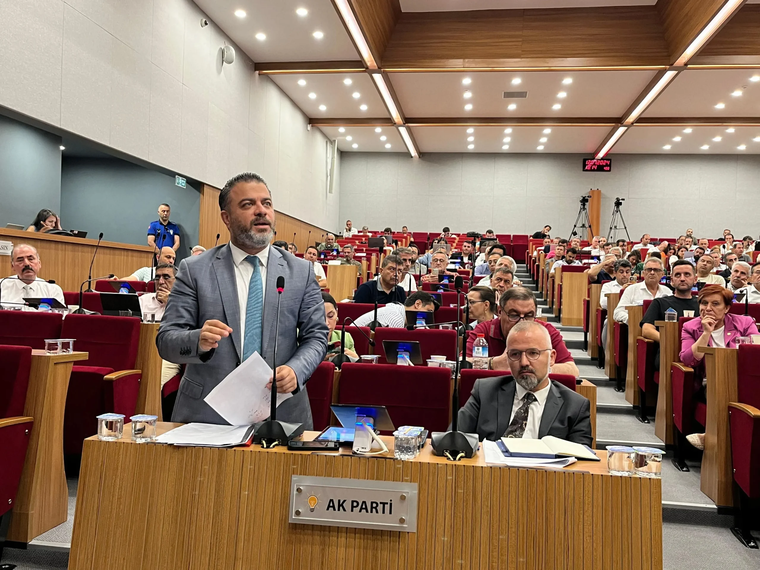 İzmir Büyükşehir Meclisi'nde Uzundere kentsel dönüşüm projesinin danışmanlık işinin Egeşehir’e