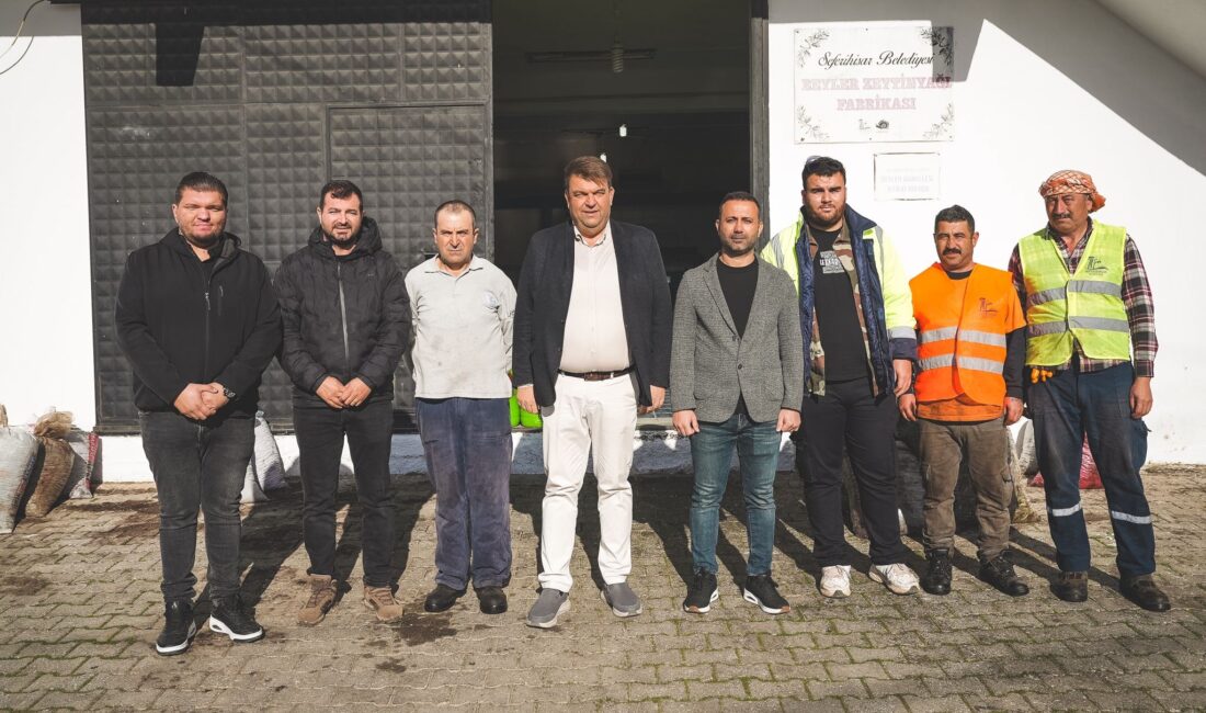 Seferihisar’da Bereket Yağdı! Başkan Yetişkin’den Üreticiye Büyük Jest Seferihisar Belediyesi'nin 2016'dan beri hizmet veren Beyler Zeytinyağı Fabrikası, günlük