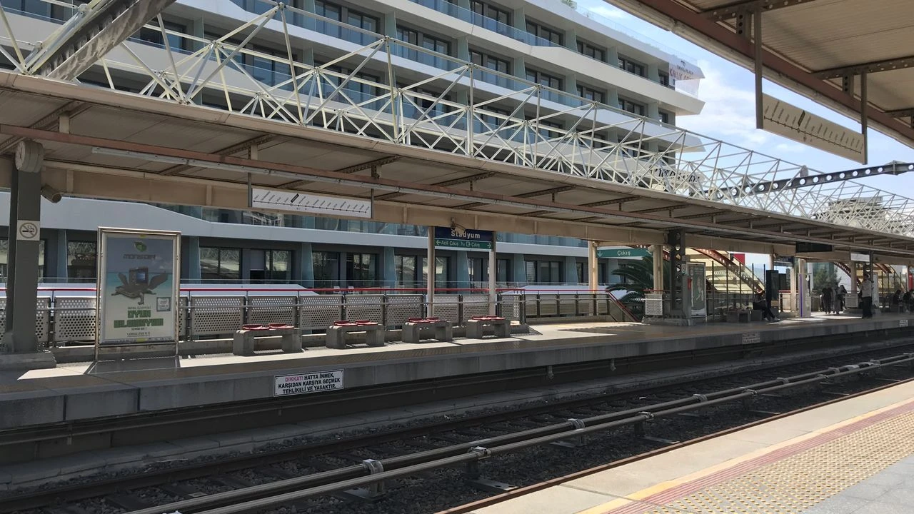 İzmir Metro'nun Bornova ilçesindeki Stadyum durağının adının "Çamdibi" olarak değiştirilmesi