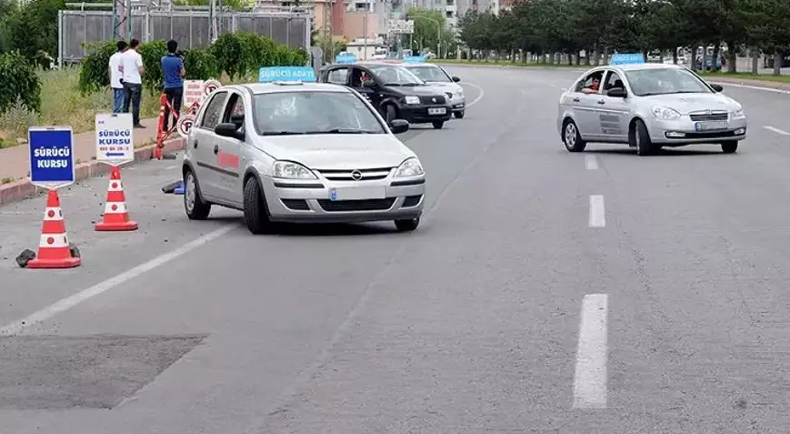 İzmir Sürücü Kursları ve Eğitimcileri Derneği Başkanı Tolga Abacı, 2026