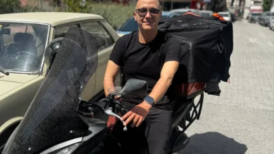 Bornova-Bayraklı Moto Kuryeler Derneği Başkanı Akın Ak, motokurye kılığında uyuşturucu