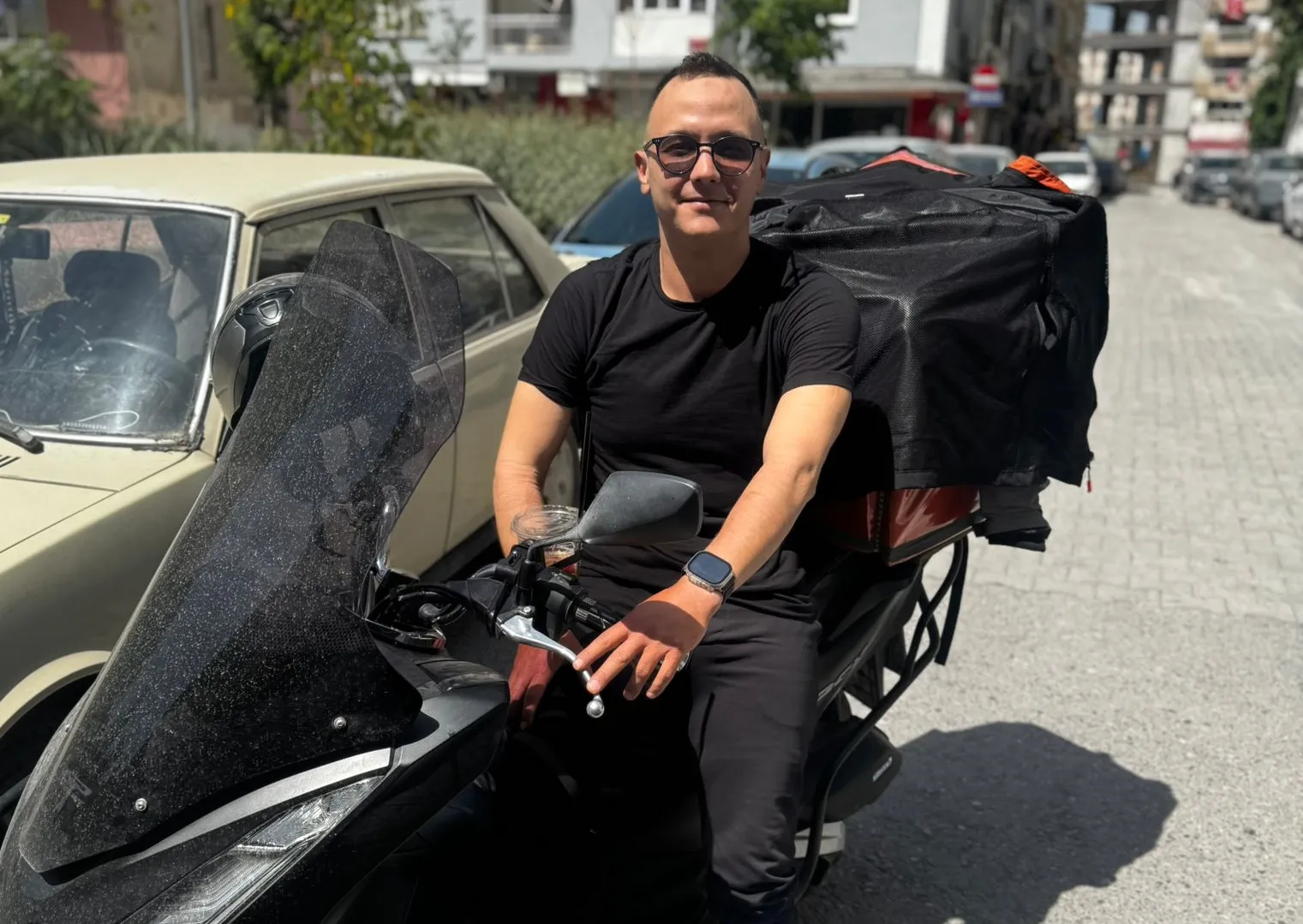 Bornova-Bayraklı Moto Kuryeler Derneği Başkanı Akın Ak, motokurye kılığında uyuşturucu