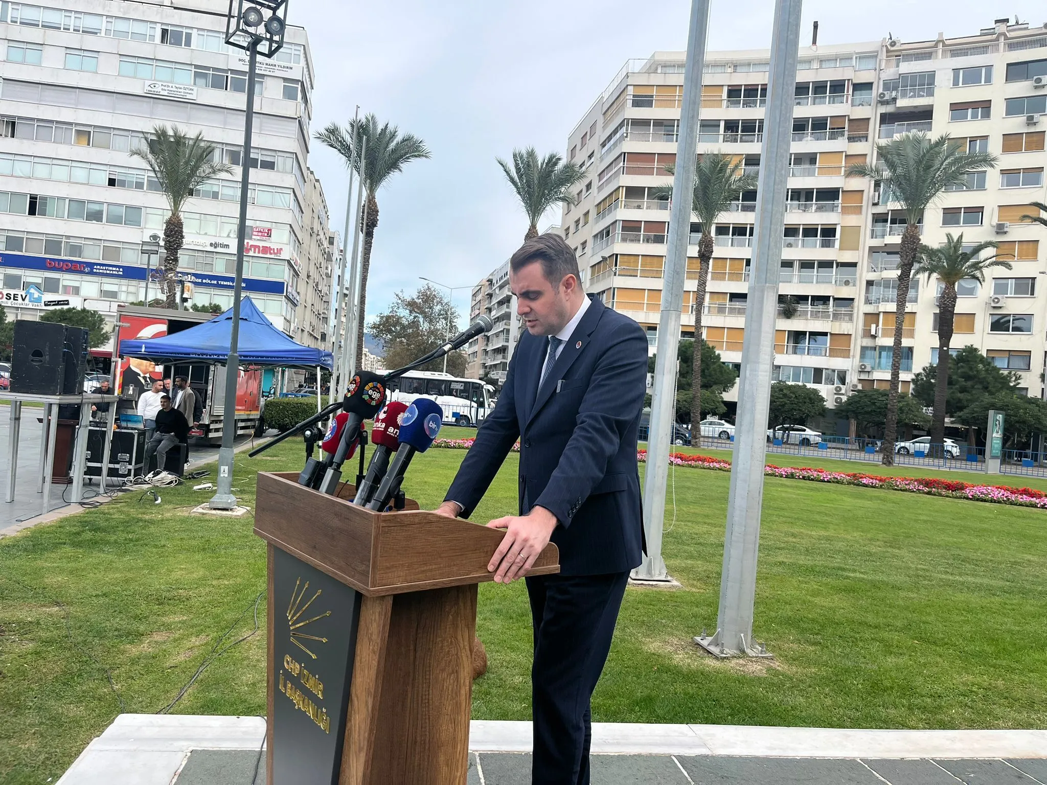 CHP İzmir, 24 Kasım'da alternatif çelenk töreni düzenledi. İl Başkanı