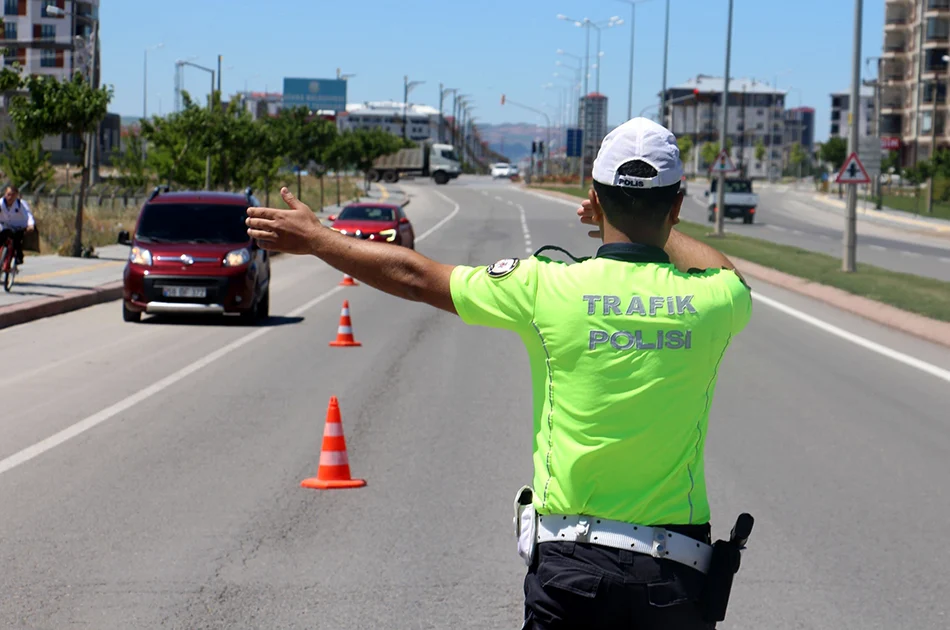2026 yılı trafik cezaları Yeniden Değerleme Oranı (%25,49) ile netleşti.