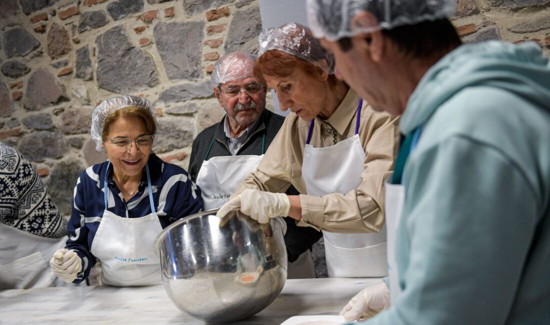 İzmir’de Gizli Kalmış Lezzet Sırları! 3. Yaş Üniversitesi Mutfağı Hareketlendi! İzmir Büyükşehir Belediyesi 3. Yaş Üniversitesi'nde 60 yaş üstü öğrenciler,