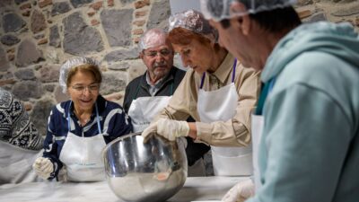 İzmir Büyükşehir Belediyesi 3. Yaş Üniversitesi'nde 60 yaş üstü öğrenciler,