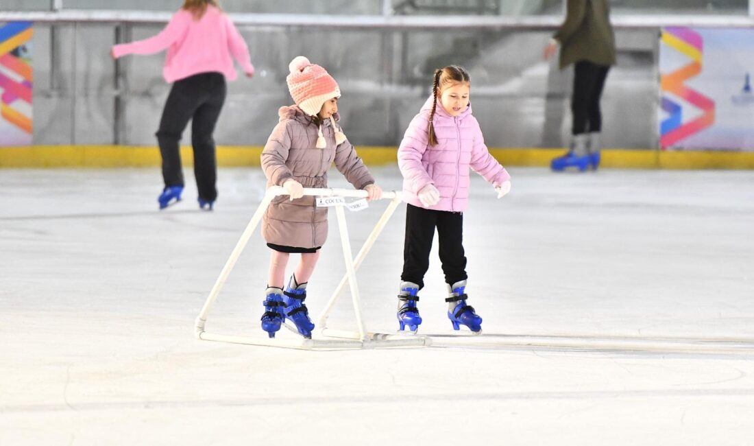 BUZ KEYFİ BAŞLIYOR: Büyükşehir, Kültürpark ve Bostanlı’ya Dev Buz Pisti Kuruyor! İzmir Büyükşehir Belediyesi, kış ve yılbaşı etkinlikleri kapsamında Kültürpark ve