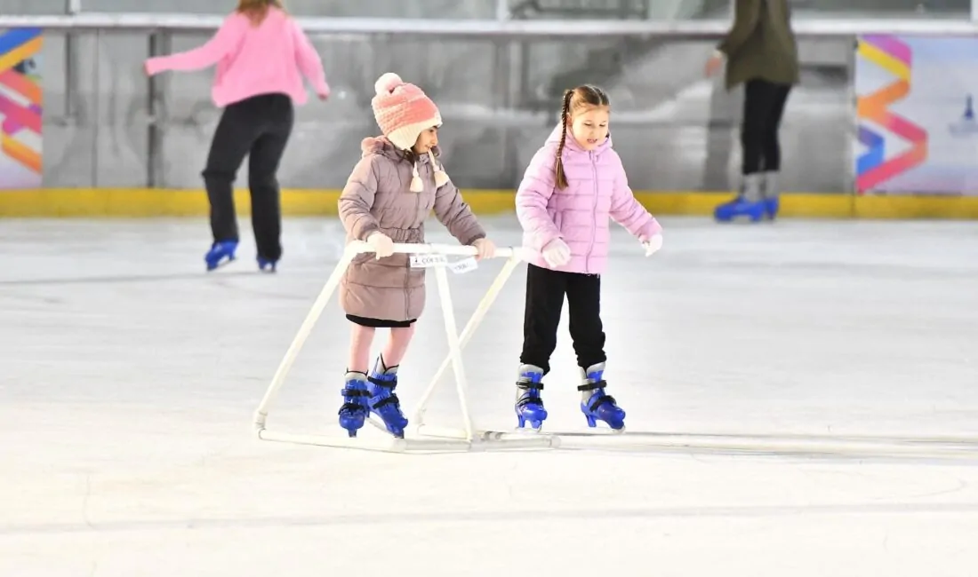 BUZ KEYFİ BAŞLIYOR: Büyükşehir, Kültürpark ve Bostanlı’ya Dev Buz Pisti Kuruyor! İzmir Büyükşehir Belediyesi, kış ve yılbaşı etkinlikleri kapsamında Kültürpark ve