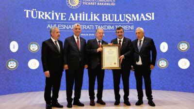 İESOB Başkanı Yalçın Ata, Ankara'da düzenlenen törenle 'Ahi Esnaf Beratı'nı