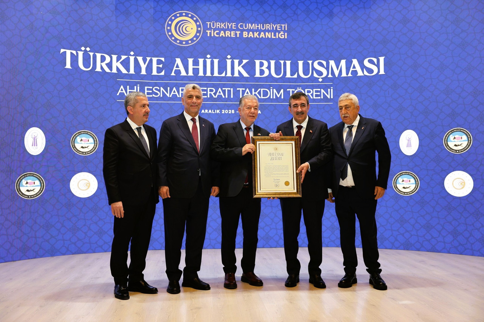 İESOB Başkanı Yalçın Ata, Ankara'da düzenlenen törenle 'Ahi Esnaf Beratı'nı