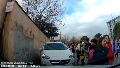 Bursa Yıldırım'da bir sürücü, okuldan çıkan çocukların üzerine otomobilini sürdü.