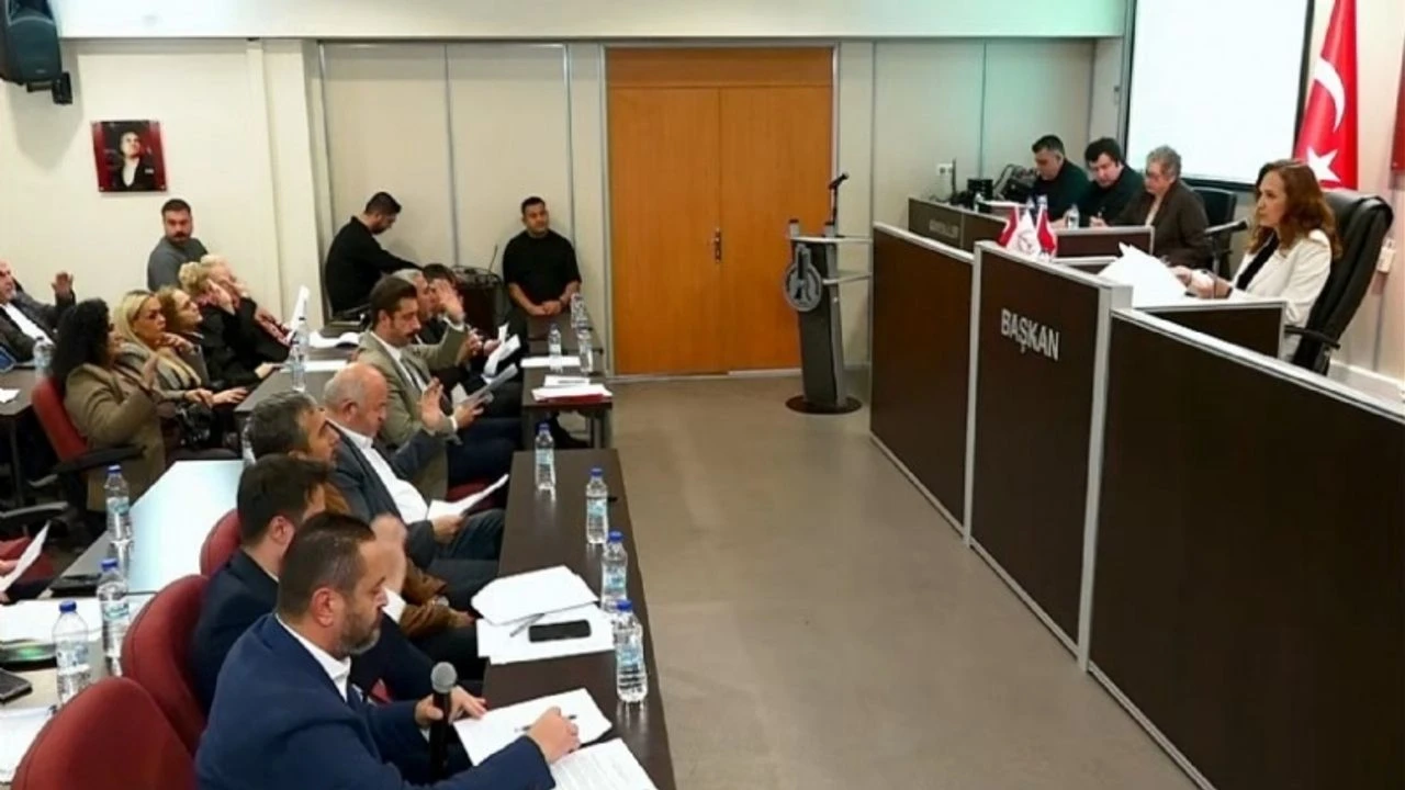 Karşıyaka Meclisi'nde Sayıştay raporları nedeniyle CHP ve AK Parti karşı