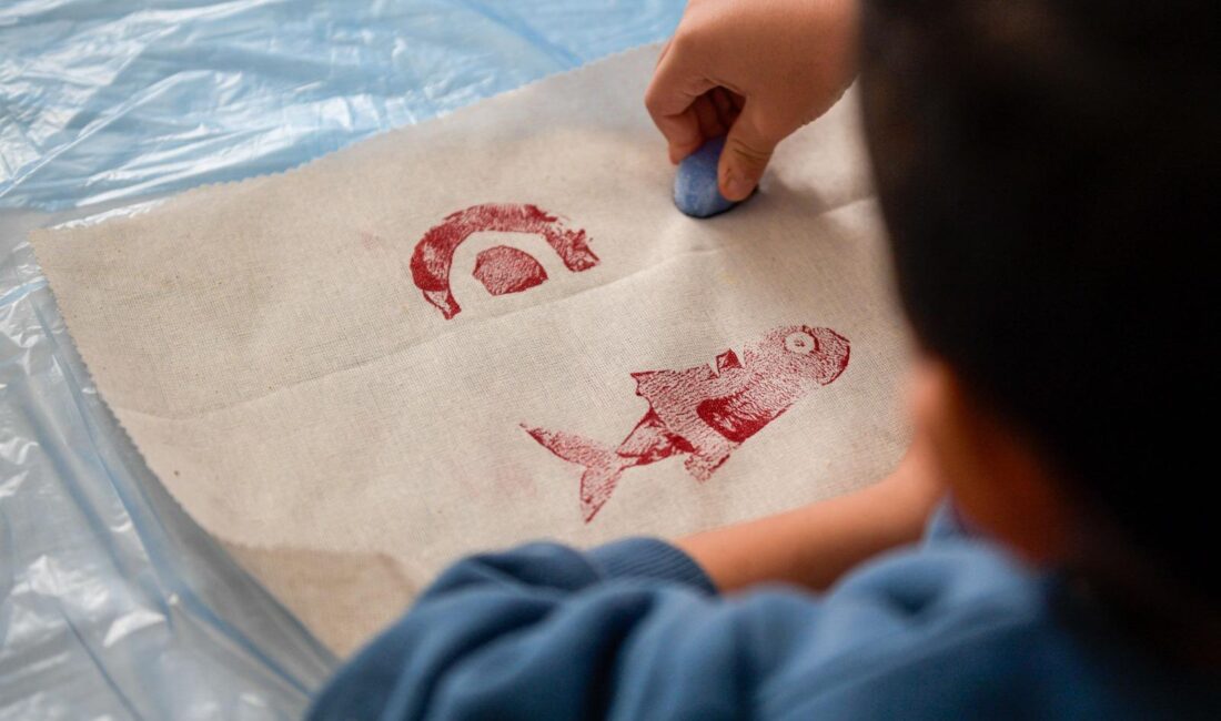 Basmane’de 300 Yıllık Sır Yeniden Keşfediliyor: “Basma” Sanatıyla Kadınlar Ve Çocuklar Ekonomiye Katılıyor İzmir Büyükşehir Belediyesi, Basmane’de “Basma Deneyim Atölyesi”ni açtı. Proje, unutulan