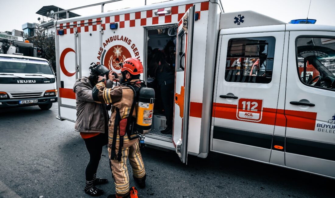 İzmir Bornova'daki 7 katlı iş hanının 2. katında çıkan yangın