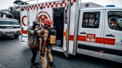 İzmir Bornova'daki 7 katlı iş hanının 2. katında çıkan yangın