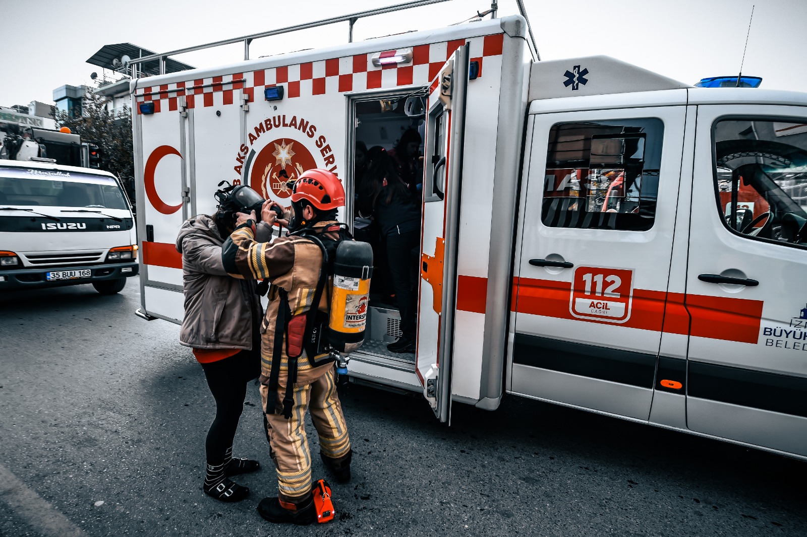 İzmir Bornova'daki 7 katlı iş hanının 2. katında çıkan yangın