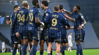 Eyüpspor Fenerbahçe maçı sonucunda Kanarya, rakibini 3-0 mağlup ederek liderlik