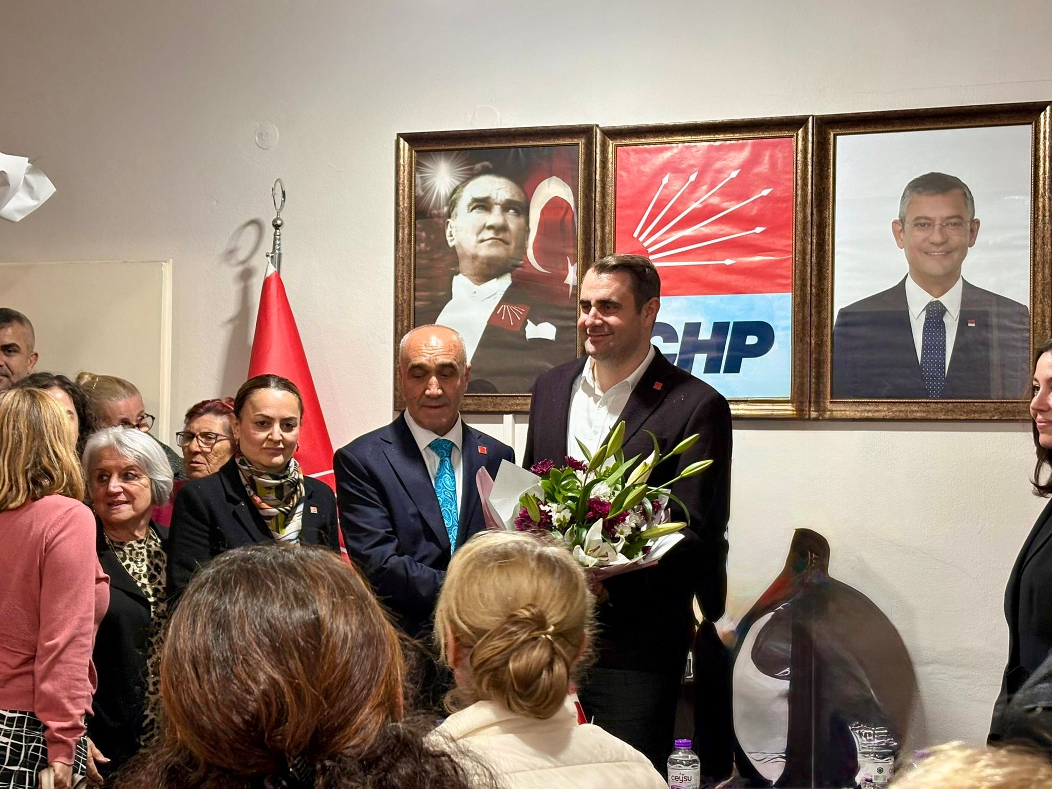 Foça'da il başkanı ziyareti sırasında Belediye Başkanı Saniye Bora Fıçı