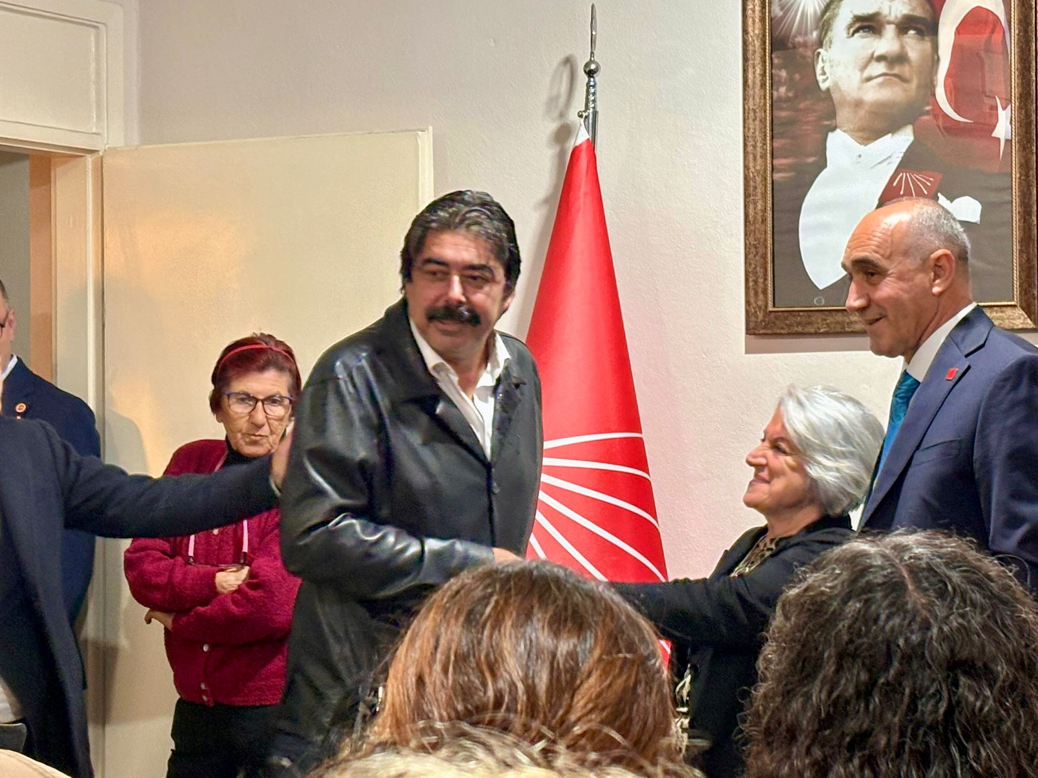 Foça da İl Başkanı Ziyaretinde Saniye Bora Fıçı salonu terk etti İddiası 