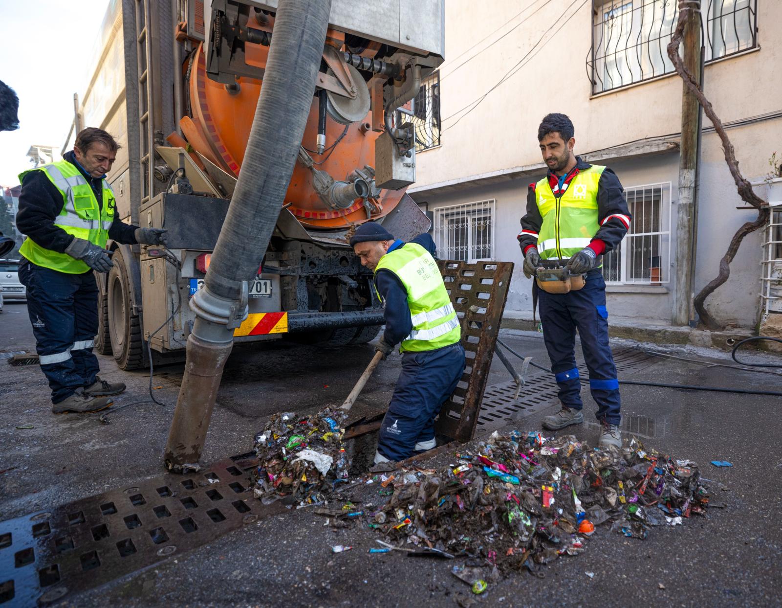 İZSU yağmur suyu ızgara temizliği ile İzmir kışa hazır