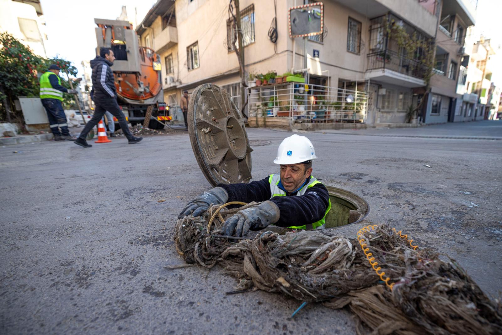 İZSU yağmur suyu ızgara temizliği ile 12 ilçede 150 bin