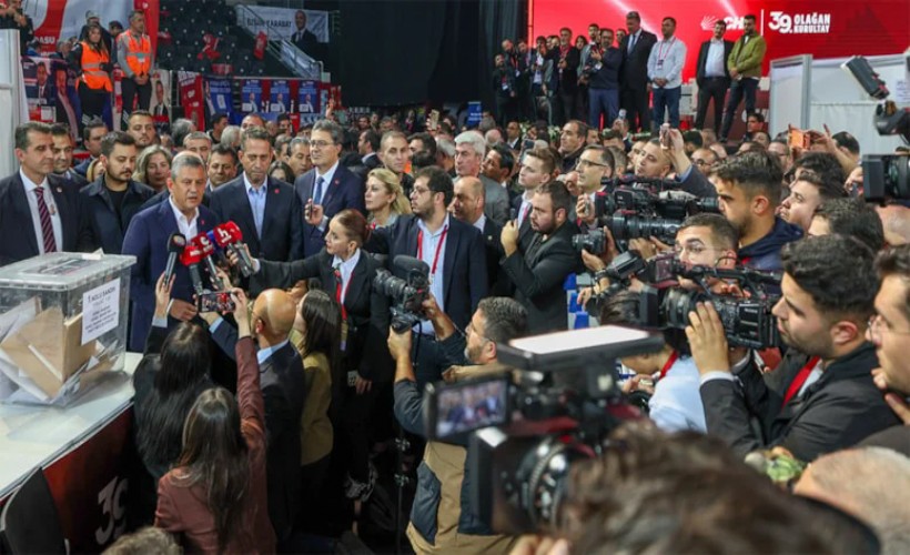 CHP’nin Yeni A Takımı Belli Oldu! Özgür Özel Tarih Yazdı Anahtar Listesi Firesiz Geçti! CHP Kurultayı'nda Özel'in PM listesi firesiz seçildi. En yüksek oyu