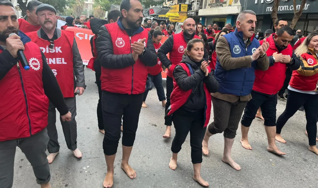 İzmir Büyükşehir’de İşçiler, İş Bırakıp Çıplak Ayakla Yürüdüler İzmir Büyükşehir’e bağlı şirketlerde 3 aydır ödenmeyen sosyal haklar ve