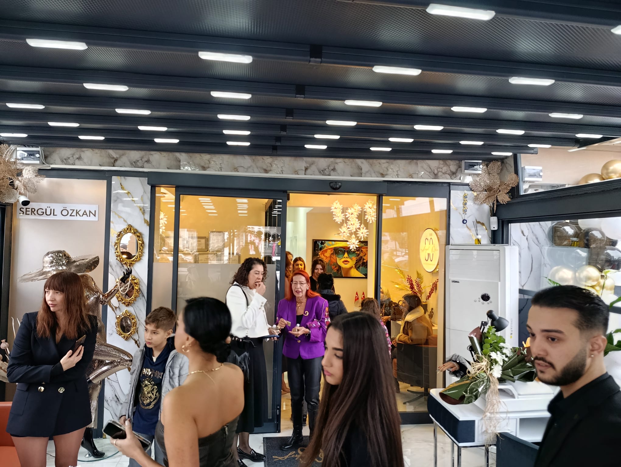 İzmir Çiğli'de Sergül Özkan Güzellik Merkezi Açıldı