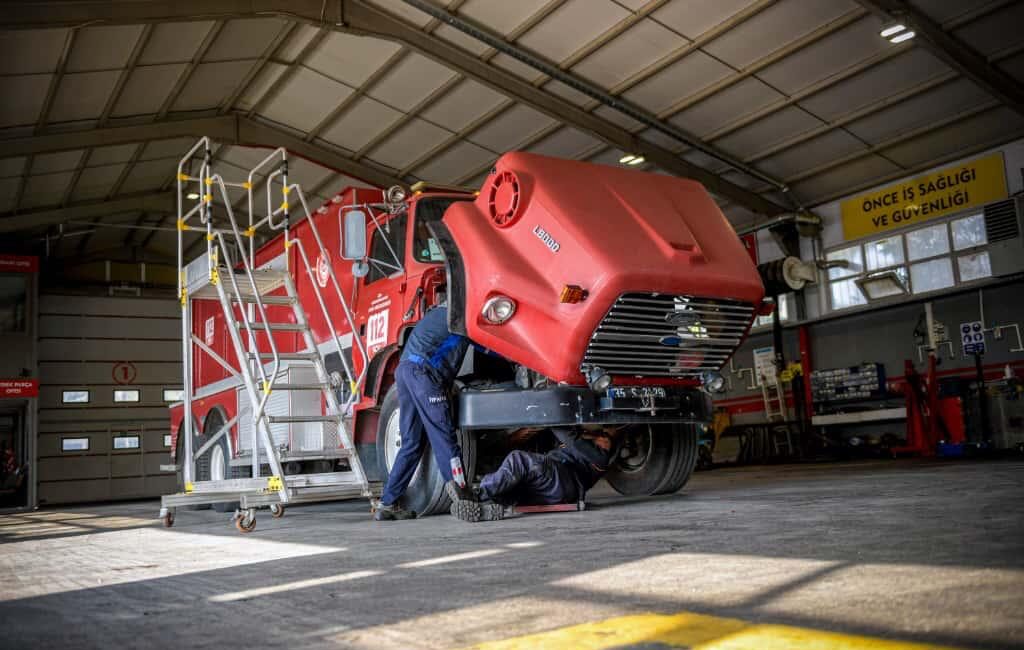 İzmir İtfaiye araçlarının arkasındaki görünmeyen gücü keşfedin. Mekatronik Atölyesi, belediyenin