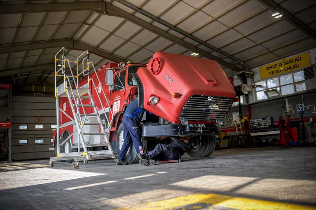 İzmir İtfaiye araçlarının arkasındaki görünmeyen gücü keşfedin. Mekatronik Atölyesi, belediyenin