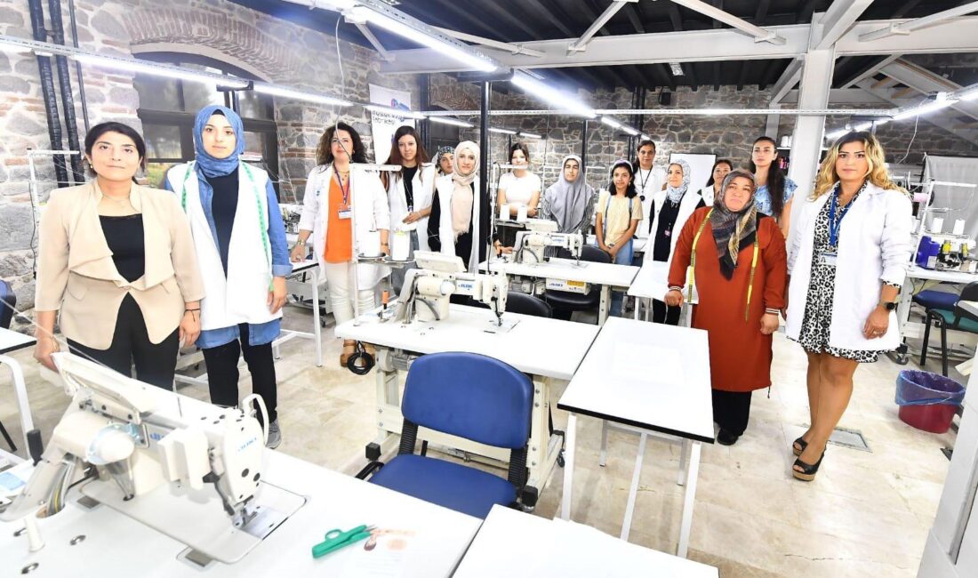 İzmir Meslek Fabrikası 2025'te 4 bin 600 kişiye altın bilezik