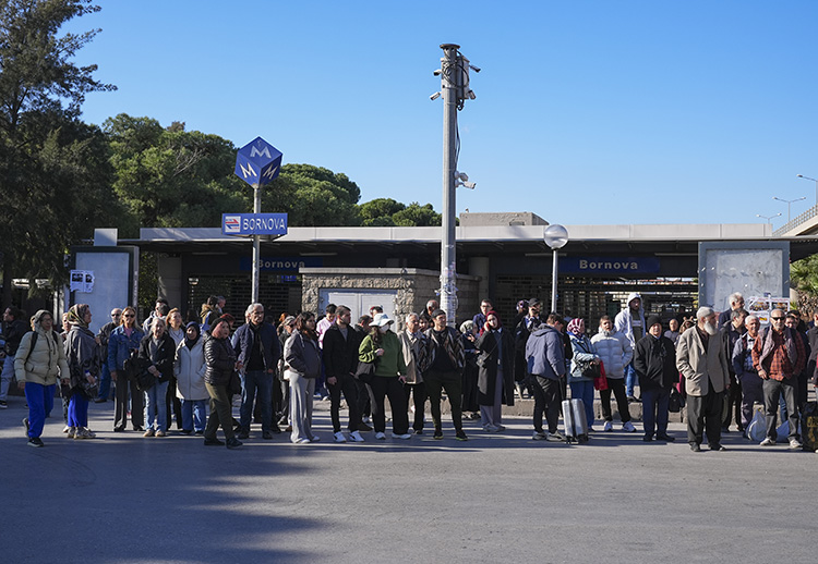 İzmir Metro da aksama Bornova İstasyonu’nda Raydan Çıkan Tren Seferleri Durdurdu