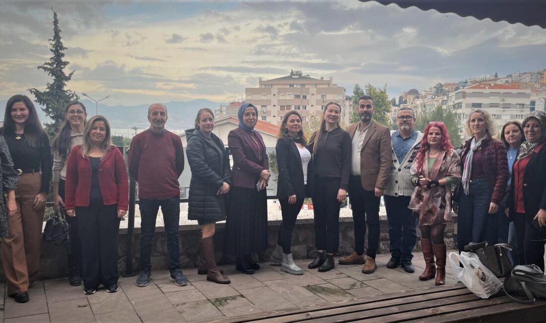 İzmir Öğretmen Akademilerinde “Edebiyat Akademisi” Sanat ve Dramayı Öğretime Taşıyor! İzmir Öğretmen Akademileri, Edebiyat Akademisi etkinliğinde Doç. Dr. Ahıskalı liderliğinde