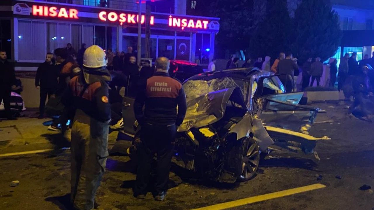 İzmir Seferihisar'da otomobilin motosiklete çarpması sonucu Yeliz Başak hayatını kaybetti.