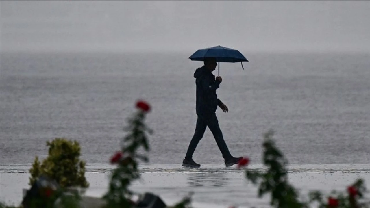İzmir yeni haftaya sağanak yağışla başladı. Meteoroloji'den Perşembe ve Cuma