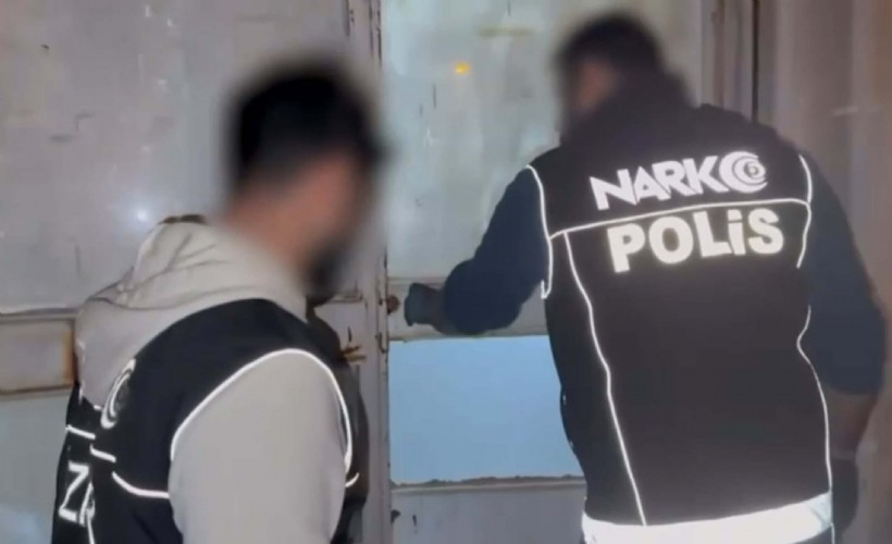 İzmir Karabağlar’da 2 ayrı evde düzenlenen operasyonda, kent tarihinde tek