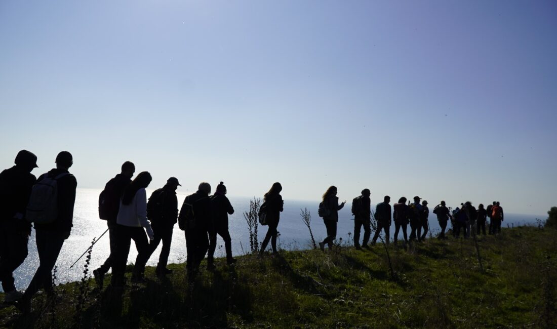 İzmir Büyükşehir Belediyesi üniversite öğrencilerini Klaros ve Notion antik kentlerine