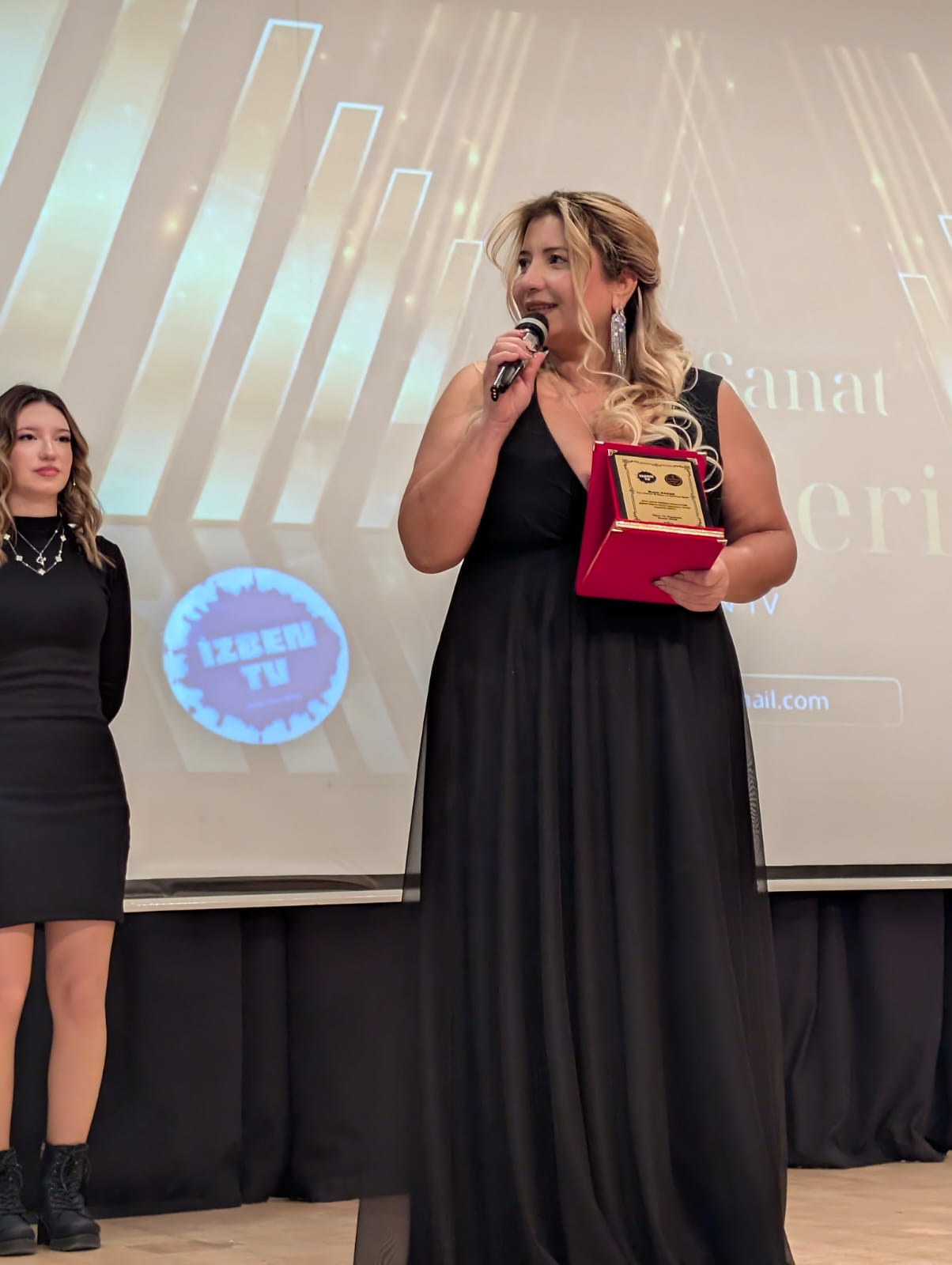 İzmir’de Yıldızlar Geçidi: Altın Sanat Ödülleri Sahiplerini Buldu