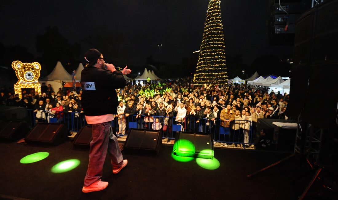 Karşıyaka Yeni Yıl Festivali'nde Anıl Piyancı coşkusu! Ünlü rapçinin sürprizi