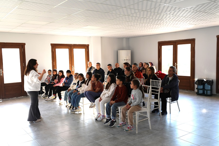 Menderes tiyatro eğitimi ile çocuklar sahneye hazırlanıyor
