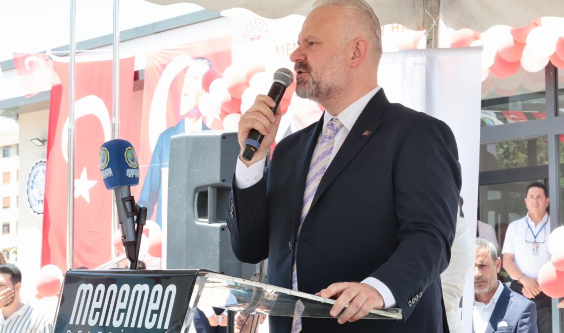 Menemen Belediye Başkanı, sokakları aydınlattıklarını ve altyapıyı yenilediklerini belirterek, komşu