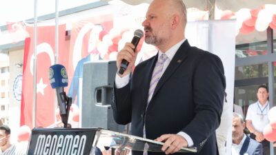 Menemen Belediye Başkanı, sokakları aydınlattıklarını ve altyapıyı yenilediklerini belirterek, komşu