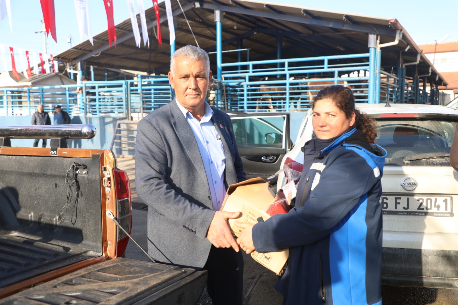 Muğla Büyükşehir Belediyesi, hayvancılıkla uğraşan üreticilere ücretsiz mineral blok taşı