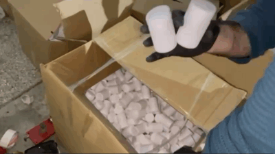 İzmir Karabağlar'da düzenlenen operasyonda 2,3 milyon adet sentetik ecza ele