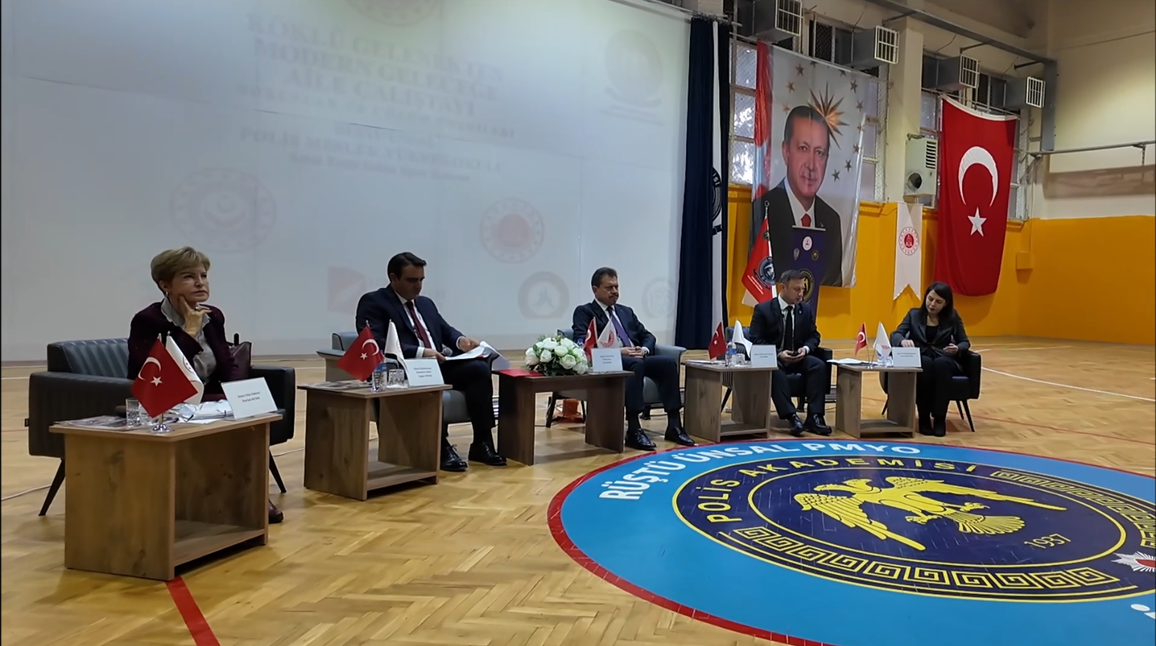 İzmir Rüştü Ünsal PMYO’da düzenlenen Aile Çalıştayı, üniversiteler ve kamu