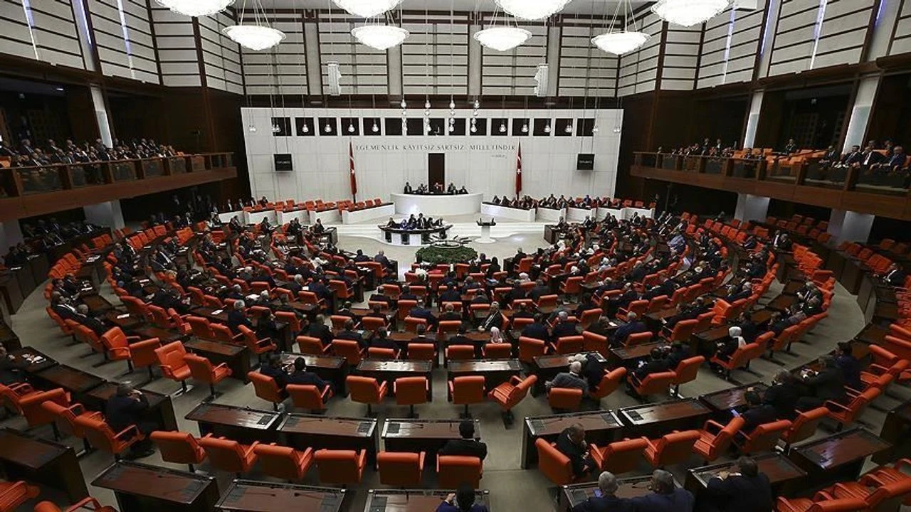 İzmir milletvekilleri 2025 karnesi açıklandı. Yazılı soru önergeleri, kanun teklifleri