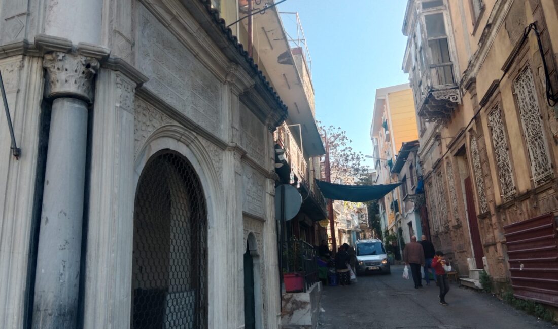 İzmir’in asıl ruhunu taşıyan Anafartalar Caddesi, İkiçeşmelik’ten Basmane’ye uzanan güzergâhıyla