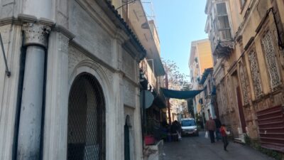 İzmir’in asıl ruhunu taşıyan Anafartalar Caddesi, İkiçeşmelik’ten Basmane’ye uzanan güzergâhıyla